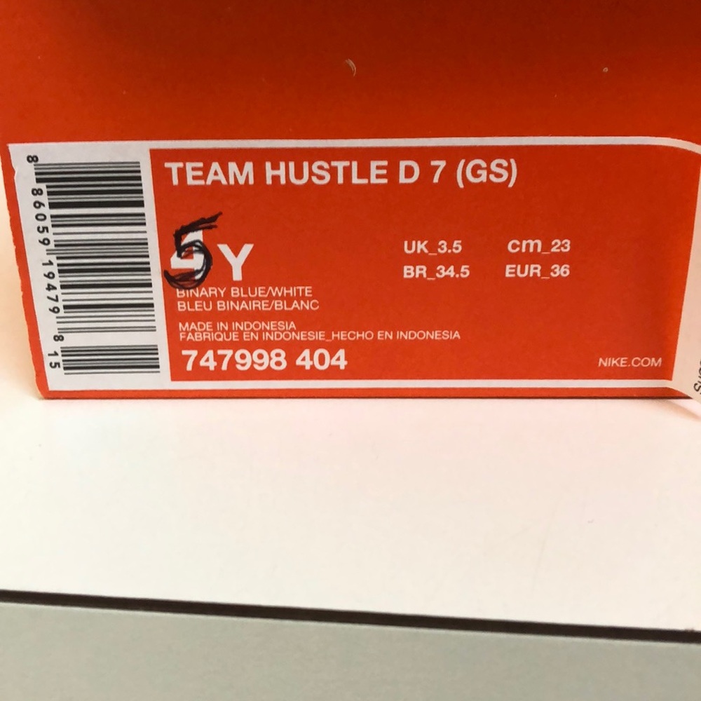 Nike team hustle size 5 basketball sneakers - Picture 4 of 4